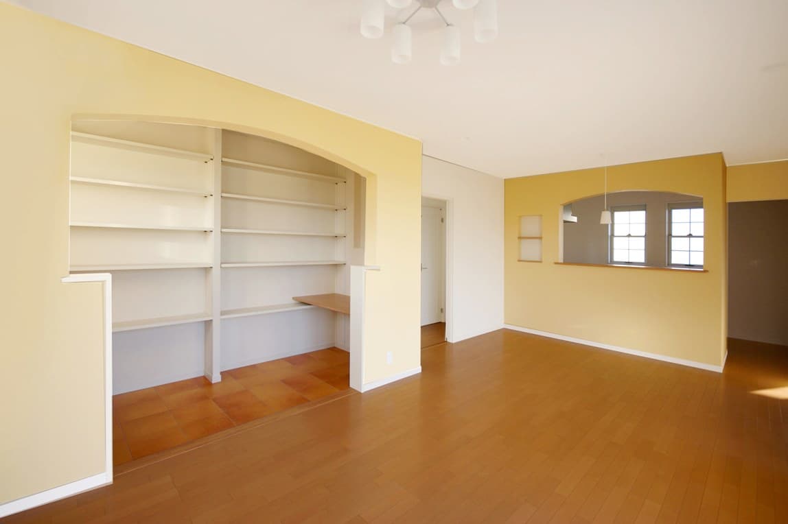 パステルカラーの明るいリビング