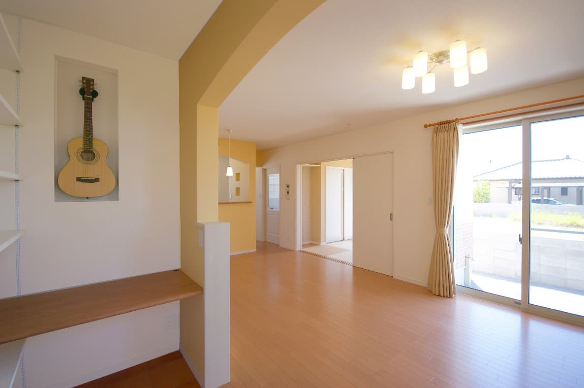 パステルカラーの明るいリビング