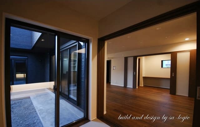 中庭のあるリビング