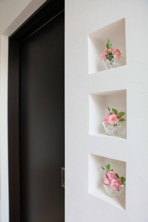 徳島県で家を建てるならサーロジック-ニッチへピンクのバラ