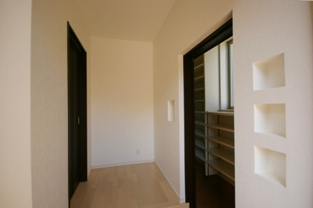 徳島県で家を建てるならサーロジック-ニッチ飾りのある玄関