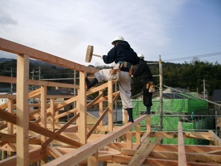 徳島県で家を建てるならサーロジック-大工さん：地下足袋はいてかけや