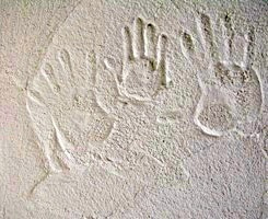 徳島県で家を建てるならサーロジック-塗り壁に家族の記念手形♪