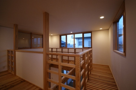 徳島県で家を建てるならサーロジック-杉材の吹抜けと回廊