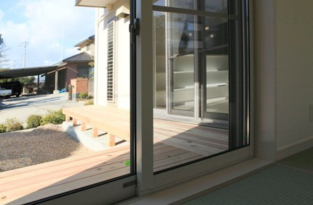 徳島県で家を建てるならサーロジック-和室からウッドデッキの濡れ縁側