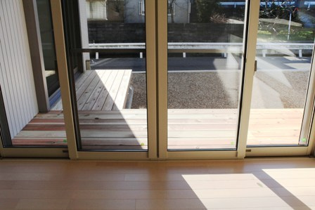 徳島県で家を建てるならサーロジック-リビングからウッドデッキのぬれ縁