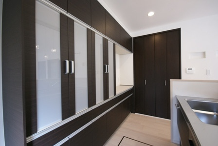 徳島県で家を建てるならサーロジック-モダン色のシステムキッチン