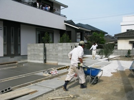 徳島県で家を建てるならサーロジック-外構のコンクリート打ち