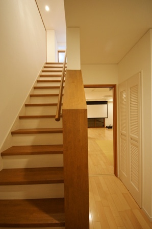 徳島県で家を建てるならサーロジック-階段から