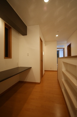 徳島県で家を建てるならサーロジック-階段壁本棚