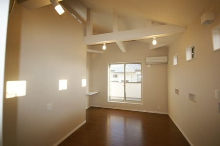 徳島県で家を建てるならサーロジック-傾斜天井とロフトのある寝室