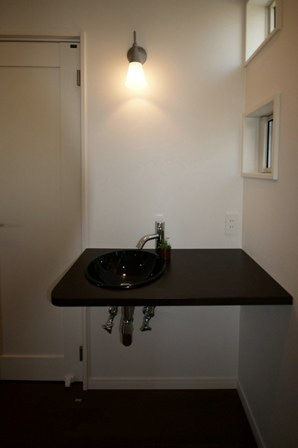 徳島県で家を建てるならサーロジック-モダン！ブラックガラス洗面ボウル