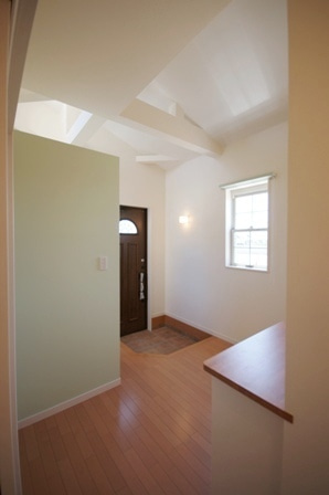 徳島県で家を建てるならサーロジック-吹き抜け玄関ホール