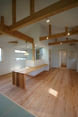 徳島県で家を建てるならサーロジック-オープンキッチン一体型大テーブル