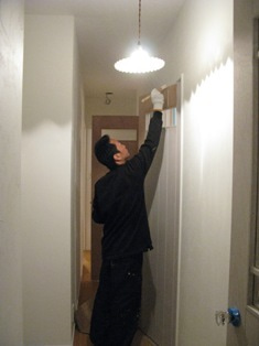 ドアのペンキ塗り