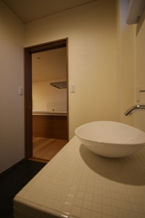 徳島県で家を建てるならサーロジック-陶器洗面ボウル&タイル貼カウンター