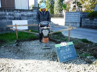徳島県で家を建てるならサーロジック-砕石基礎　2層目転圧