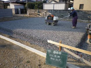 徳島県で家を建てるならサーロジック-砕石基礎　転圧状況