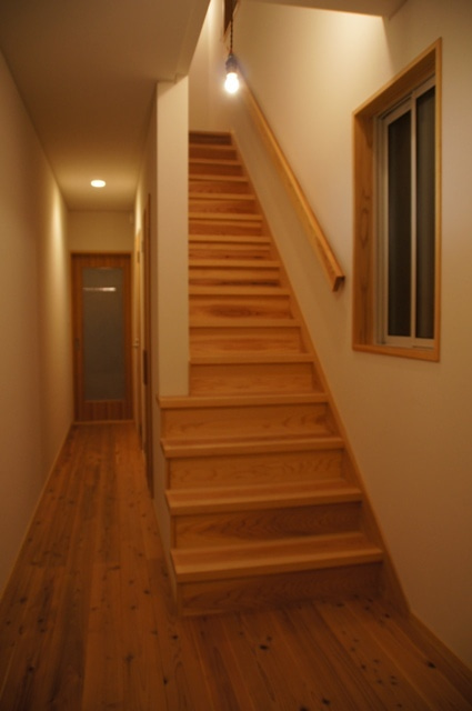 徳島県で家を建てるならサーロジック-杉の階段