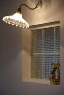 徳島県で家を建てるならサーロジック-チェッカーガラスとガラスシェード照明