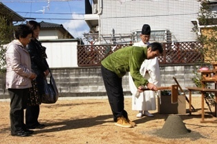 徳島県で家を建てるならサーロジック-鍬いれ