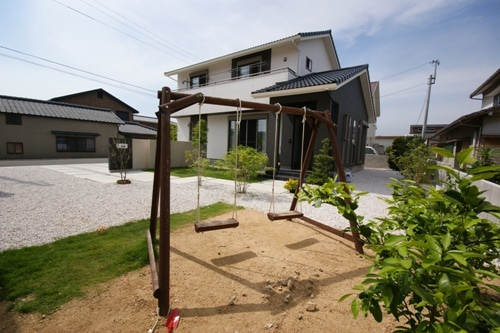 徳島県で家を建てるならサーロジック-ブランコのある庭