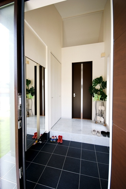 徳島県で家を建てるならサーロジック-大理石玄関