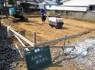 徳島県で家を建てるならサーロジック-基礎転圧