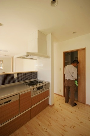 徳島県で家を建てるならサーロジック-モザイクタイルを貼った流し前壁