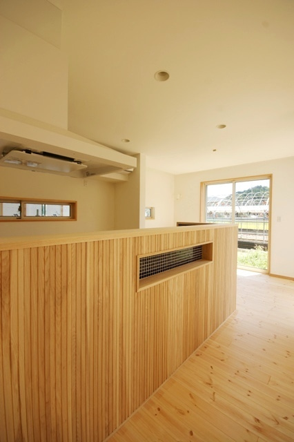 徳島県で家を建てるならサーロジック-アッシュ材のキッチン壁