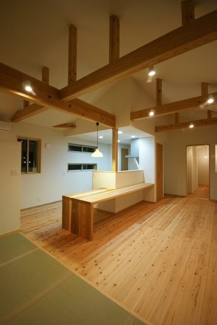 徳島県で家を建てるならサーロジック-キッチン一体型テーブル