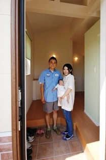 徳島県で家を建てるならサーロジック-吹抜け玄関ホール