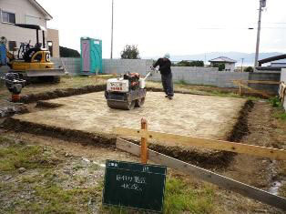 徳島県で家を建てるならサーロジック-基礎転圧