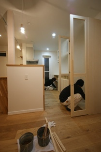 徳島県で家を建てるならサーロジック-食器棚塗装