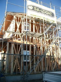 徳島県で家を建てるならサーロジック-窓サッシュ取付