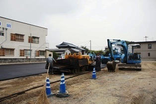 徳島県で家を建てるならサーロジック-アスファルト駐車場