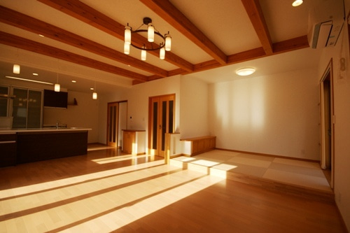 徳島県で家を建てるならサーロジック-梁のあるリビング