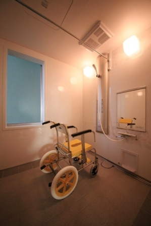 徳島県で家を建てるならサーロジック-車椅子でシャワー