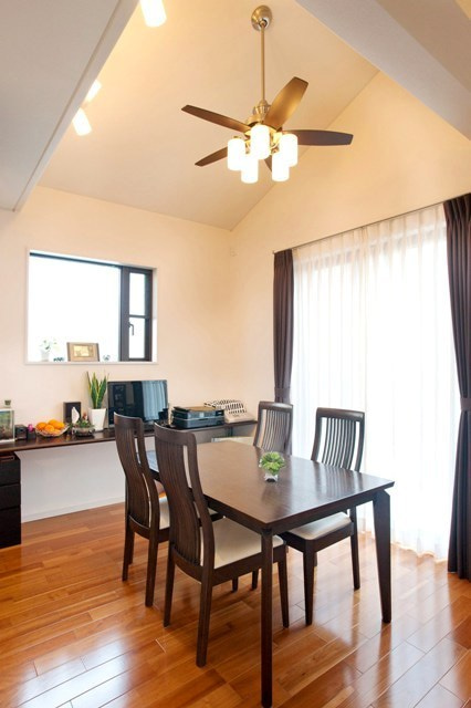 徳島県で家を建てるならサーロジック-吹抜けの食堂