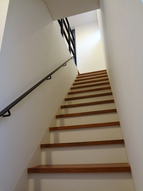 徳島県で家を建てるならサーロジック-お洒落な階段