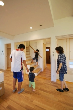 徳島県で家を建てるならサーロジック-リビング階段
