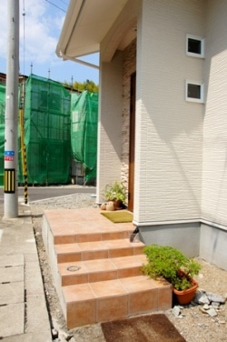 徳島県で家を建てるならサーロジック-アプローチ階段