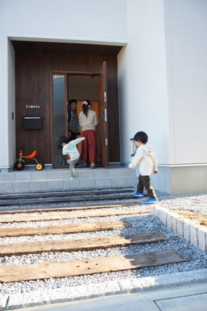 徳島県で家を建てるならサーロジック-玄関にて