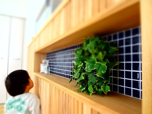 徳島県で家を建てるならサーロジック-キッチンパネル モザイクタイル貼りニッチ