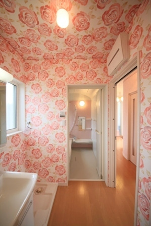 徳島県で家を建てるならサーロジック-花柄クロス