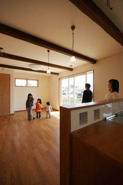 徳島県で家を建てるならサーロジック-梁見せリビング