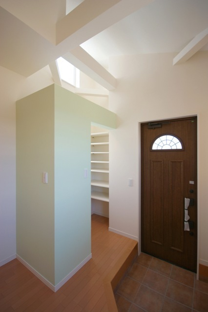 徳島県で家を建てるならサーロジック-吹き抜けおしゃれ玄関