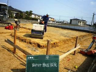 徳島県で家を建てるならサーロジック-床付転圧状況