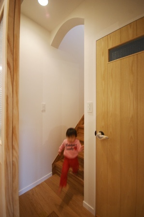 徳島県で家を建てるならサーロジック-アーチ階段入口