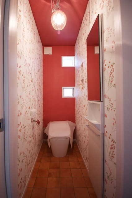 徳島県で家を建てるならサーロジック-ピンクのトイレルーム